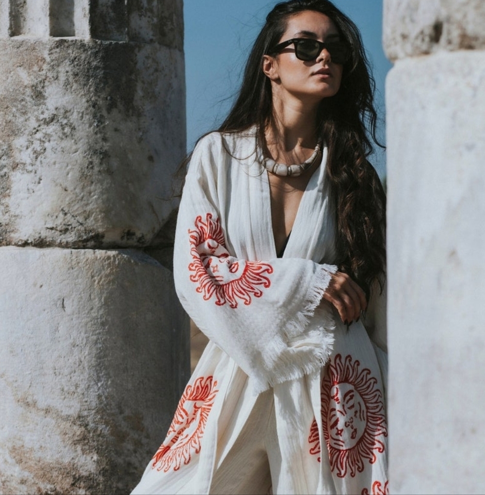 Sun Motif Cream and Orange Kimono Robe Size M/L - Picture 5 of 13